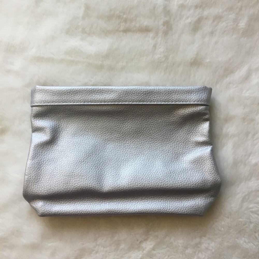 La Prarie Silver Makeup Bag - Picture 1 of 5
